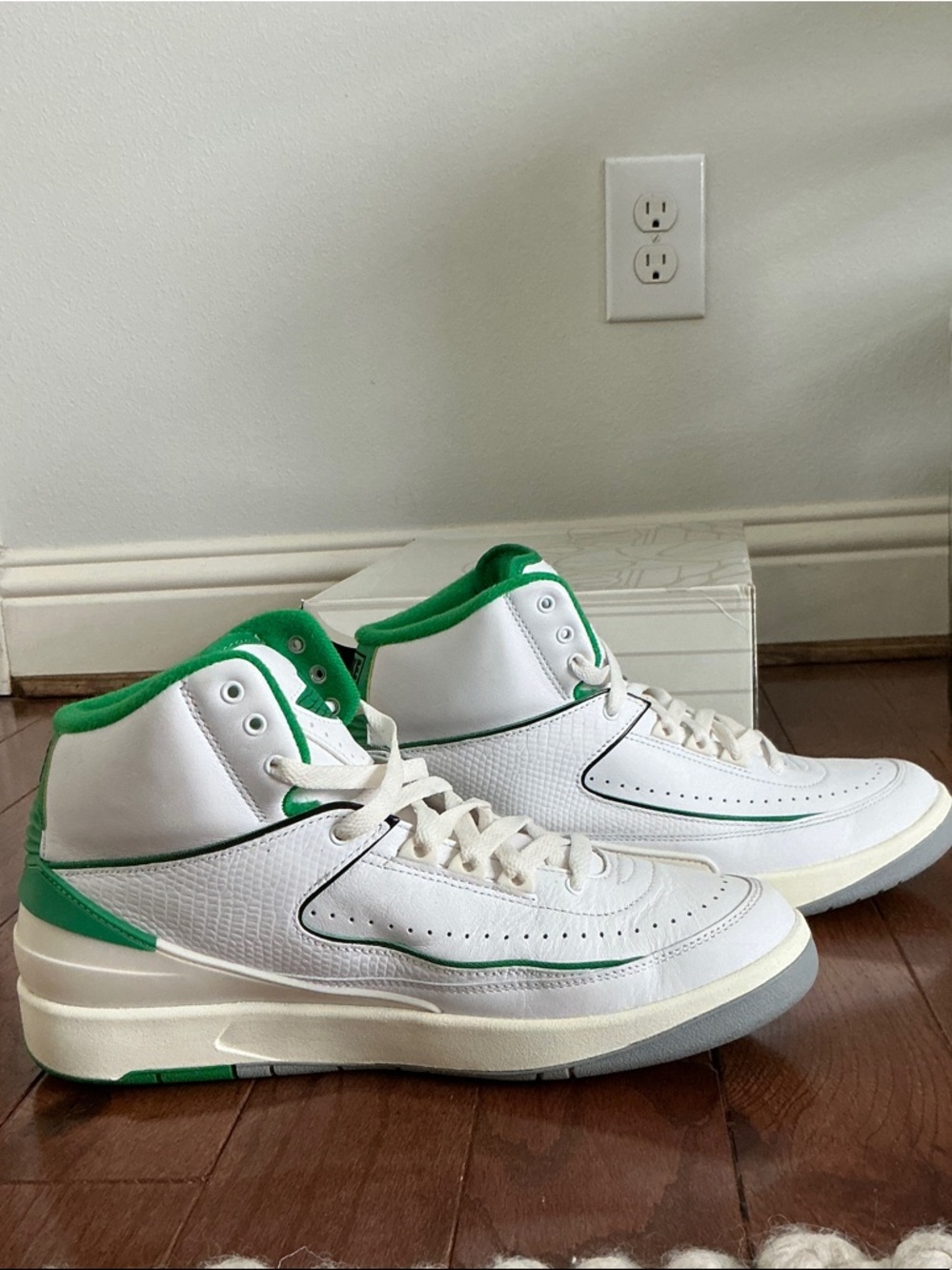Nike Men’s Air Jordan 2 Retro “Lucky Green” - 9.5 - Pre-Owned with Box - Picture 7 of 8
